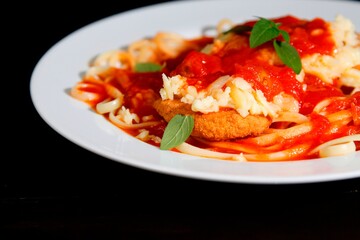 Massa bolonhesa dos espaguetes com molho de tomate, filé de carne, filé frango, vegetais, legumes e carne triturada.
