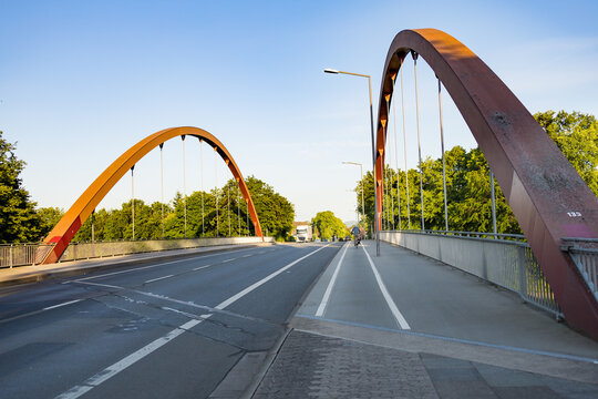 Bogenbr&uuml;cke mit Stra&szlig;e in abendlicher Stimmung