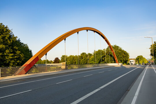 Bogenbr&uuml;cke mit Stra&szlig;e in abendlicher Stimmung
