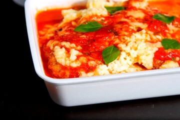 Massa bolonhesa dos espaguetes com molho de tomate, filé de carne, filé frango, vegetais, legumes e carne triturada.