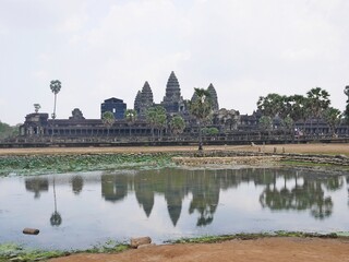 Fototapeta na wymiar カンボジアのアンコールワット遺跡と聖池