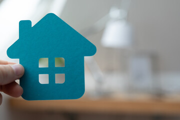 haus symbol in hand