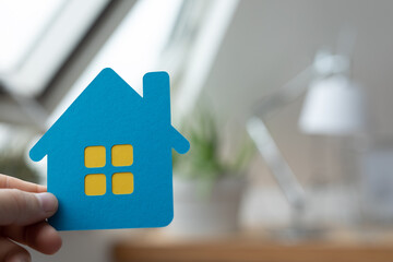 haus symbol in hand