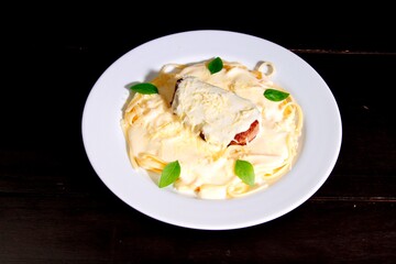 Massa bolonhesa dos espaguetes com molho de tomate, filé de carne, filé frango, vegetais, legumes e carne triturada.