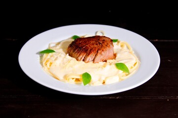 Massa bolonhesa dos espaguetes com molho de tomate, filé de carne, filé frango, vegetais, legumes e carne triturada.