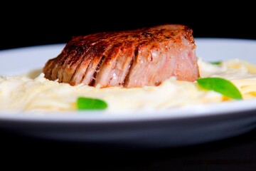 Massa bolonhesa dos espaguetes com molho de tomate, filé de carne, filé frango, vegetais, legumes e carne triturada.