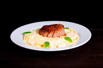 Massa bolonhesa dos espaguetes com molho de tomate, filé de carne, filé frango, vegetais, legumes e carne triturada.