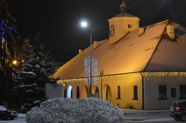 Staszów zimą , Staszów zima 2021 , Zima 2021 . Staszów , Staszów nocą w zimie , śnieg w  Staszowie ,kościół w Staszowie , ulice Staszów , Rynek Staszów © Szymon