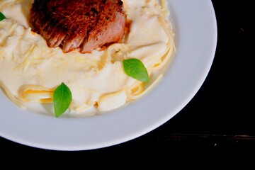 Massa bolonhesa dos espaguetes com molho de tomate, filé de carne, filé frango, vegetais, legumes e carne triturada.