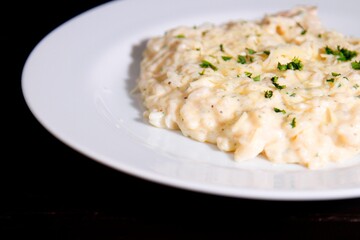 Massa bolonhesa dos espaguetes com molho de tomate, filé de carne, filé frango, vegetais, legumes e carne triturada.
