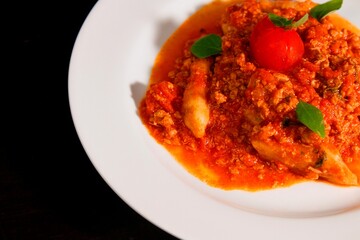 Massa bolonhesa dos espaguetes com molho de tomate, filé de carne, filé frango, vegetais, legumes e carne triturada.