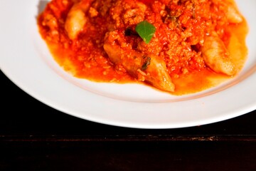 Massa bolonhesa dos espaguetes com molho de tomate, filé de carne, filé frango, vegetais, legumes e carne triturada.