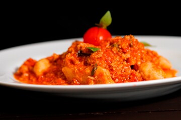 Massa bolonhesa dos espaguetes com molho de tomate, filé de carne, filé frango, vegetais, legumes e carne triturada.