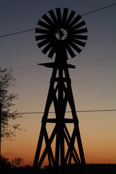 Silhouette of a traditional windmill at sunset, Amarillo, Texas, USA | NONE |