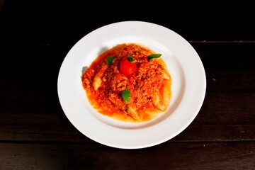 Massa bolonhesa dos espaguetes com molho de tomate, filé de carne, filé frango, vegetais, legumes e carne triturada.