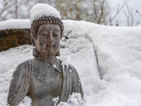 Buddha im Schnee in ein Winterlandschaft 