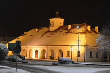 Staszów zimą , Staszów zima 2021 , Zima 2021 . Staszów , Staszów nocą w zimie , śnieg w  Staszowie ,kościół w Staszowie , ulice Staszów , Rynek Staszów © Szymon