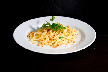 Massa bolonhesa dos espaguetes com molho de tomate, filé de carne, filé frango, vegetais, legumes e carne triturada.