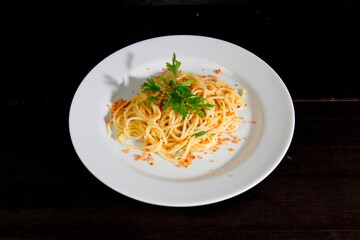 Massa bolonhesa dos espaguetes com molho de tomate, filé de carne, filé frango, vegetais, legumes e carne triturada.