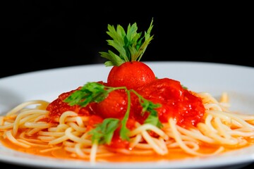 Massa bolonhesa dos espaguetes com molho de tomate, filé de carne, filé frango, vegetais, legumes e carne triturada.