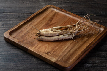 Ginseng, wolfberry and jujube are in the wooden plate