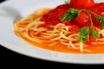 Massa bolonhesa dos espaguetes com molho de tomate, filé de carne, filé frango, vegetais, legumes e carne triturada.