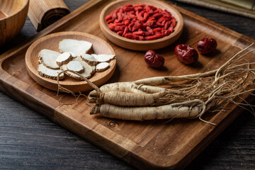 Ginseng, wolfberry and jujube are in the wooden plate