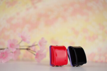桜背景の赤と黒のランドセル