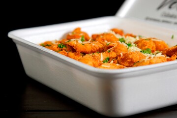 Massa bolonhesa dos espaguetes com molho de tomate, filé de carne, filé frango, vegetais, legumes e carne triturada.