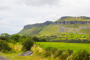 Obraz premium Benbulben Moutain, a large flat-topped rock formation in County Sligo, Ireland which forms part of the Dartry Mountains.