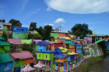 Obraz premium MALANG, INDONESIA - January 26, 2019: Jodipan Colorful Village is a residential area for residents in Malang that has been transformed into a tourist spot by changing the concept of an ordinary house 