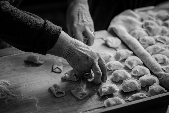 Pierogi babcia dłonie