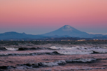 神奈川県、片瀬海岸から見る早朝の相模湾と富士山