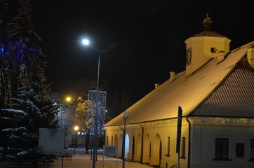 Staszów zimą , Staszów zima 2021 , Zima 2021 . Staszów , Staszów nocą w zimie , śnieg w  Staszowie ,kościół w Staszowie , ulice Staszów , Rynek Staszów © Szymon