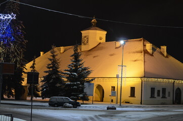 Staszów zimą , Staszów zima 2021 , Zima 2021 . Staszów , Staszów nocą w zimie , śnieg w  Staszowie ,kościół w Staszowie , ulice Staszów , Rynek Staszów © Szymon