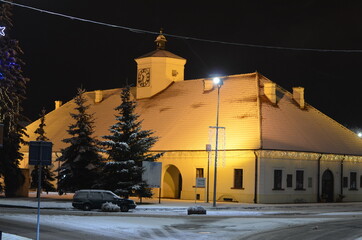 Staszów zimą , Staszów zima 2021 , Zima 2021 . Staszów , Staszów nocą w zimie , śnieg w  Staszowie ,kościół w Staszowie , ulice Staszów , Rynek Staszów © Szymon