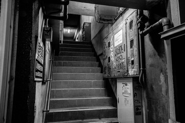 薄暗いビルの階段