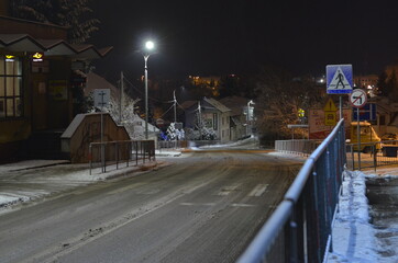 Staszów zimą , Staszów zima 2021 , Zima 2021 . Staszów , Staszów nocą w zimie , śnieg w  Staszowie ,kościół w Staszowie , ulice Staszów , Rynek Staszów © Szymon