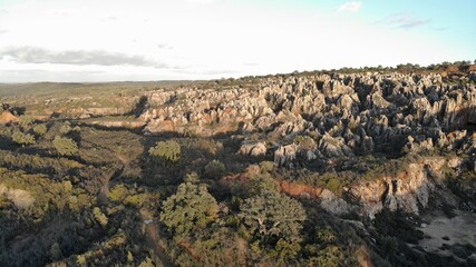 Fototapeta na wymiar Cerro del Hierro, #rocas, #barrancos, #cueva, #sierra, #paisaje, #verde, #montaña