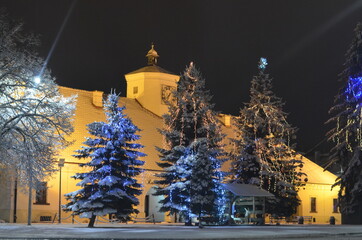 Staszów zimą , Staszów zima 2021 , Zima 2021 . Staszów , Staszów nocą w zimie , śnieg w  Staszowie ,kościół w Staszowie , ulice Staszów , Rynek Staszów © Szymon