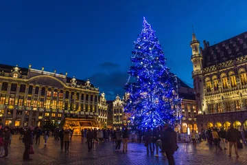 Foto op Plexiglas BRUSSELS, BELGIUM - DECEMBER 17, 2018: Evening view of the Grand Place (Grote Markt) with a christmas tree and illuminated buildings in Brussels, capital of Belgium © Matyas Rehak