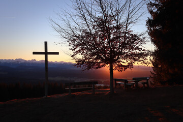 Bergkreuz in der Abendsonne