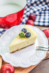 cheesecake with berries