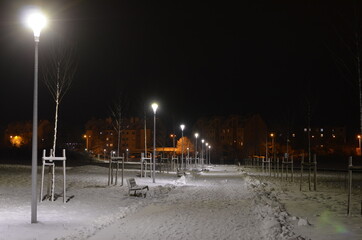 Staszów zimą , Staszów zima 2021 , Zima 2021 . Staszów , Staszów nocą w zimie , śnieg w  Staszowie ,kościół w Staszowie , ulice Staszów , Rynek Staszów © Szymon