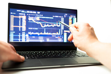 Fototapeta na wymiar Hombre estudiando finanzas criptomonedas en un ordenador con un lapiz en la mano sobre fondo blanco