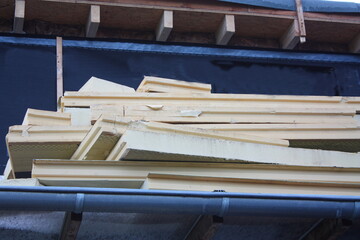 Gebrauchte Dämmstoffplatten auf dem Flachdach abgelegt