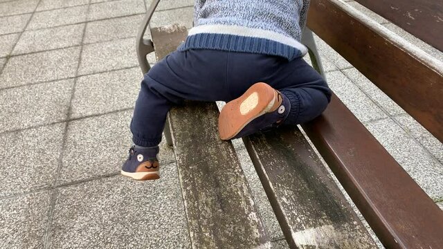 BEB&Eacute; BAJANDO DE UN BANCO