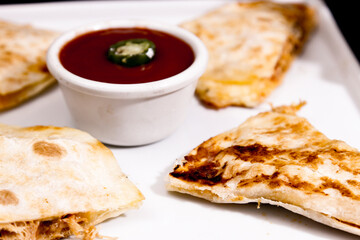 Comida mexicana, com deliciosa culinária mexicana, construção 45º sobre fundo preto. Nachos, burritos, guacamole, tacos, pimenta etc.