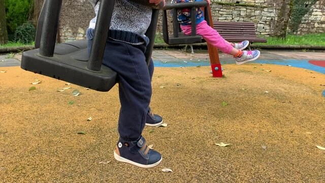 NI&Ntilde;OS EN EL COLUMPIO DEL PARQUE INFANTIL