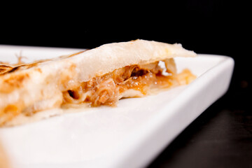 Comida mexicana, com deliciosa culinária mexicana, construção 45º sobre fundo preto. Nachos, burritos, guacamole, tacos, pimenta etc.